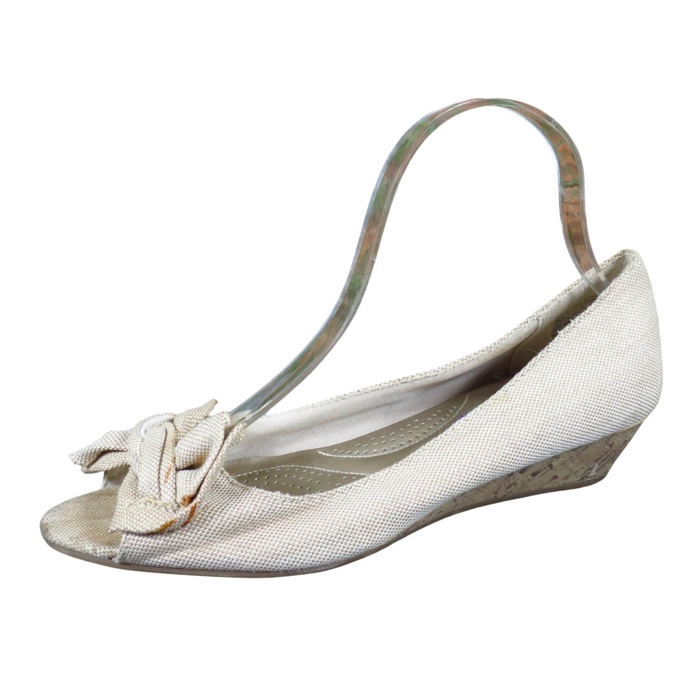 Dexflex by Dexter Women Peep Toe Wedge Size 8 Work Office Beige Textile Bow